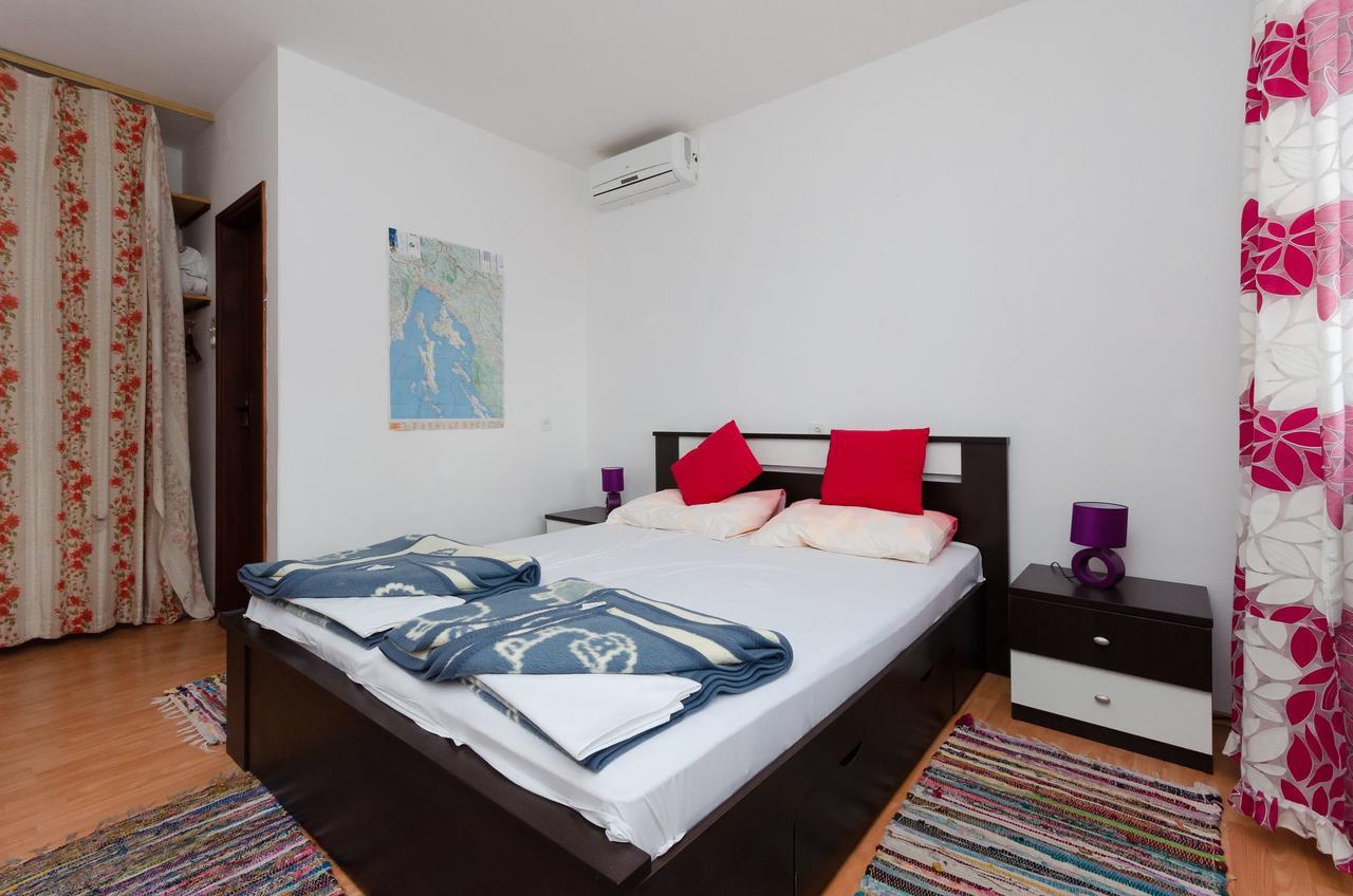 Apartments And Room Luka Klenovica Exterior photo