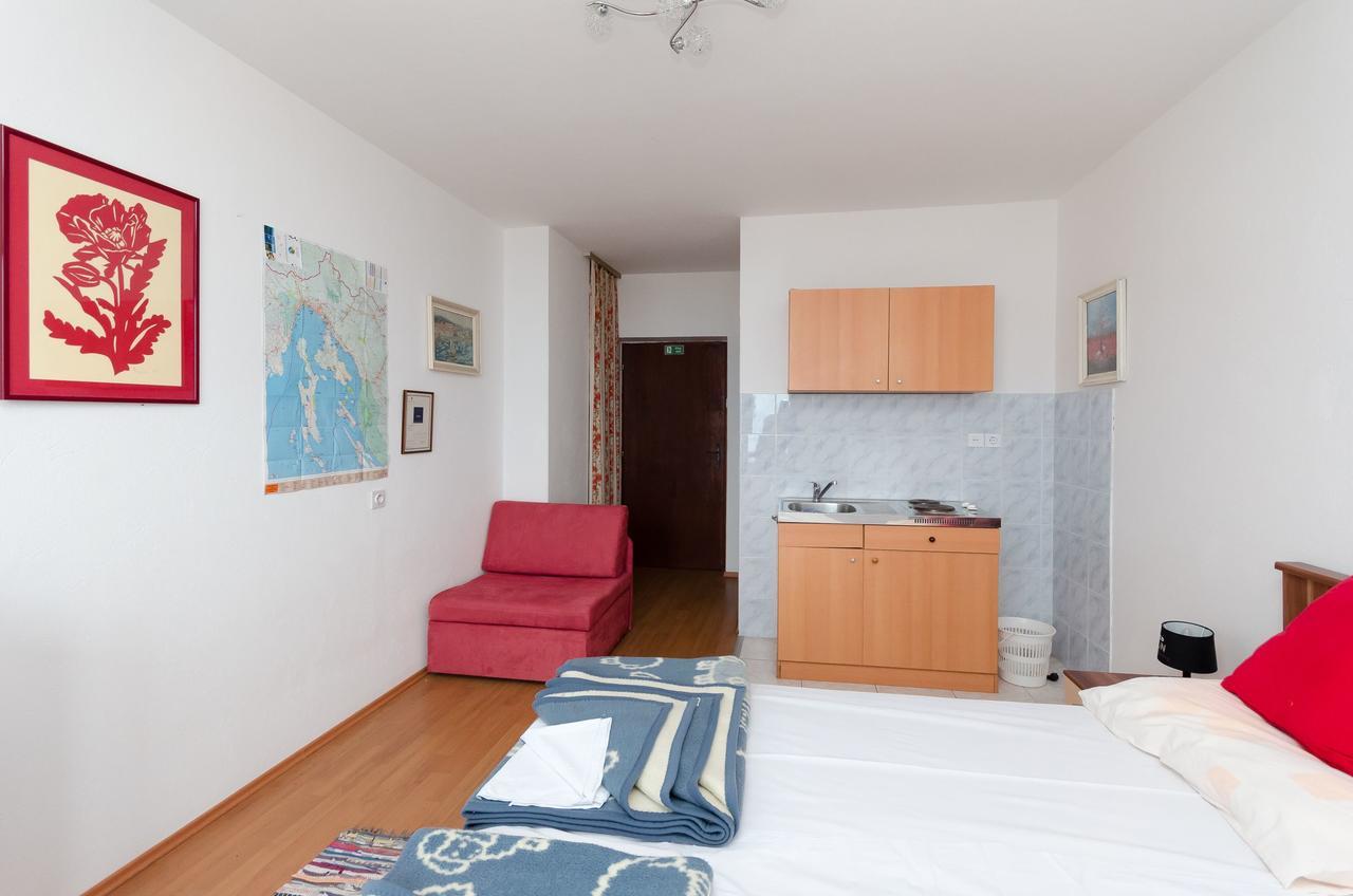 Apartments And Room Luka Klenovica Exterior photo