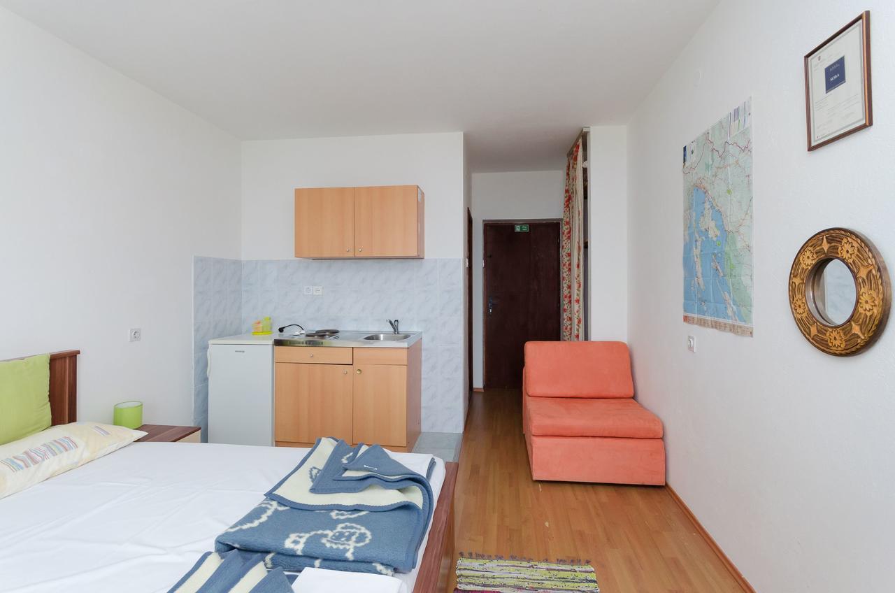 Apartments And Room Luka Klenovica Exterior photo