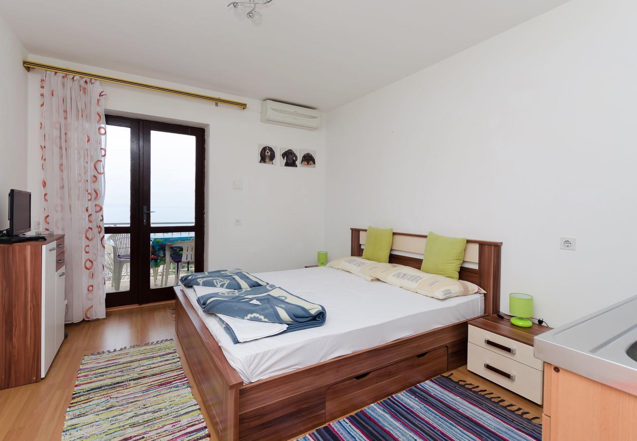 Apartments And Room Luka Klenovica Exterior photo
